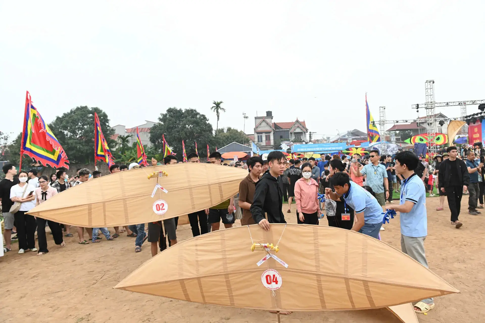 Hội thi thả diều luôn thu hút đông đảo người dân tham gia.